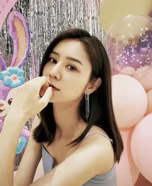 张馨月晒林峯视角美照,母女参加派对,一岁格格身材修长身高瞩目_泛