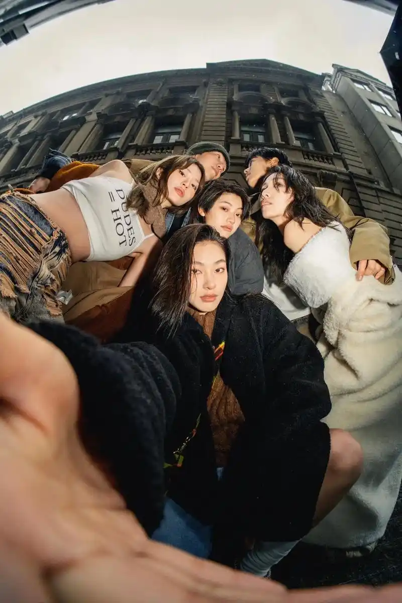 听我的!一定要跟好朋友拍一组合照.#图文伙伴计划 #拍照姿势 - 抖音