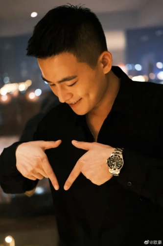 《八佰》欧豪,他是硬汉鲜肉,也是最惨男演员,他的每一个角色几乎都要