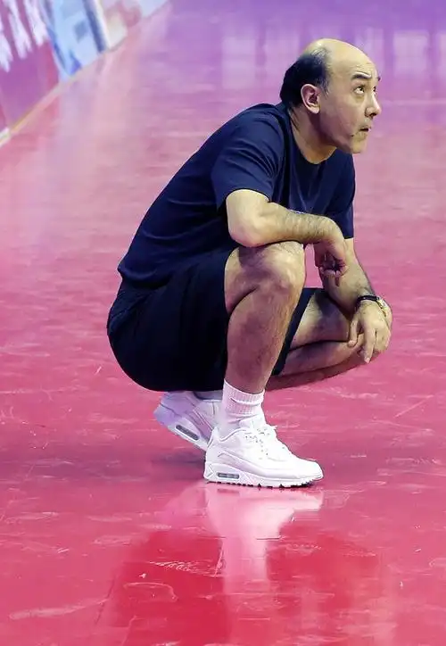 06.09.湖北襄阳,八一男篮教练阿的江.