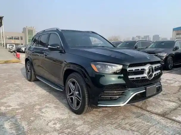 奔驰gls450 suv的内饰不仅装配和手感更加细腻了,在选材和配饰方面也