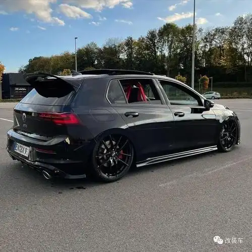 今天给大家带来的这台8代大众高尔夫gti,就是这种不走寻常路的改装