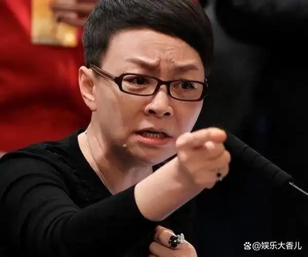 宋丹丹作为喜剧女王,经常扮演"农村妇女","搞笑老太"等角色登台表演