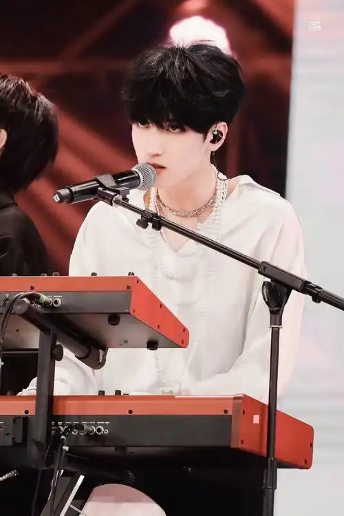 可以分享一些严浩翔出圈图吗