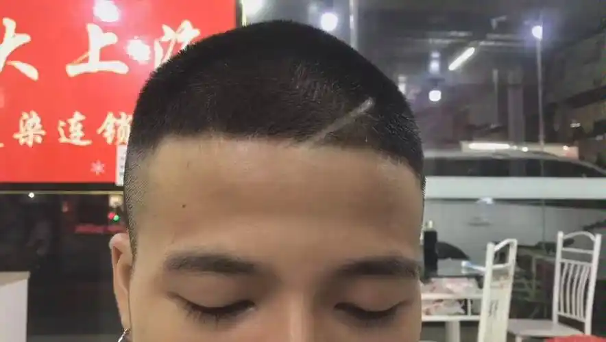 男士寸头刻痕