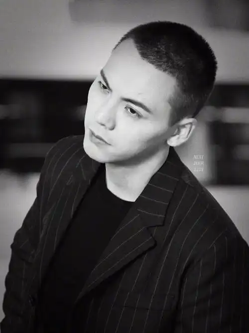 陈伟霆寸头时尚街拍,痞帅中带着憨笑,就是那么招人爱!