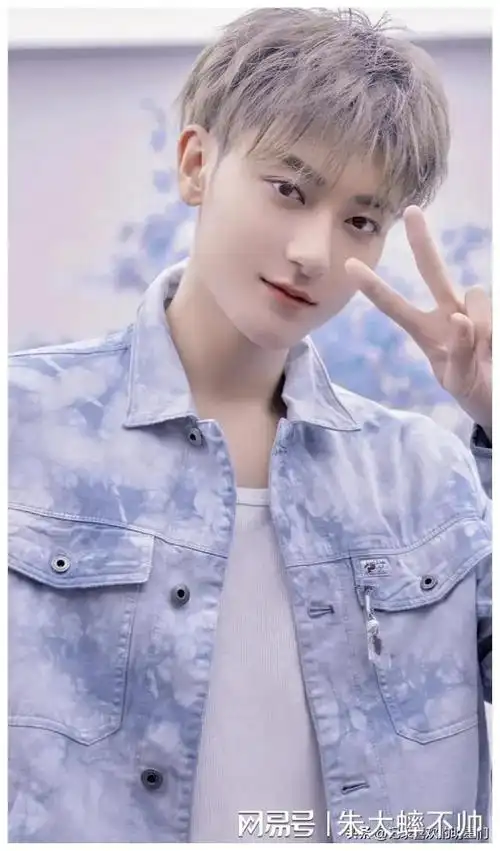 黄子韬天使的脸蛋,魔鬼身材,哈哈哈,花样美男哦!