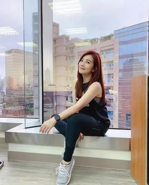 梁静茹晒健身照体态优美 竖劈一字马大秀柔韧性