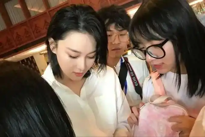 回顾张馨予夫妇恩爱游玩丽江何捷蹲地为老婆拍照女儿留在家