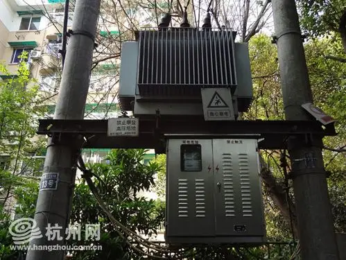 变压器安置在两根高压电线杆之间,大约距离地面2米高.