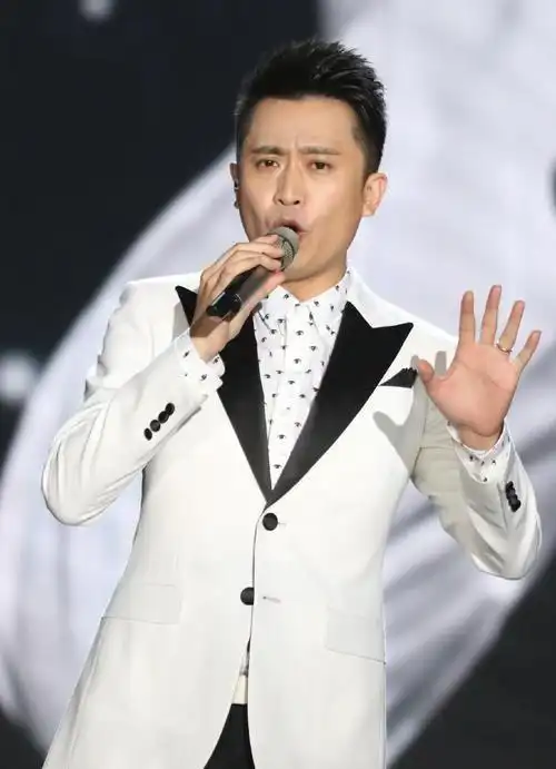 杨帆的爱人叫做李松奇,是一位圈外美女.