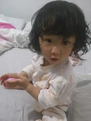 头发自然卷的宝宝