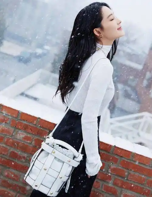 李沁晒出3张街拍照,穿高领毛衣身形饱满,侧身状态羡煞旁人