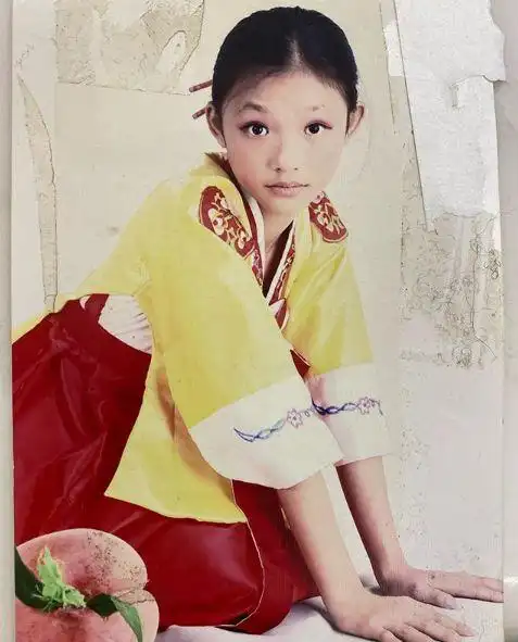 林允晒童年艺术照贴假睫毛画眼影清纯可爱从小就是美人胚子