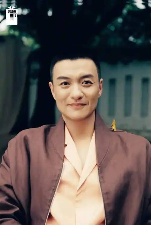 朱丹携周一围拍cosmo七夕大片,穿白色抹胸眼神拉丝,太甜了