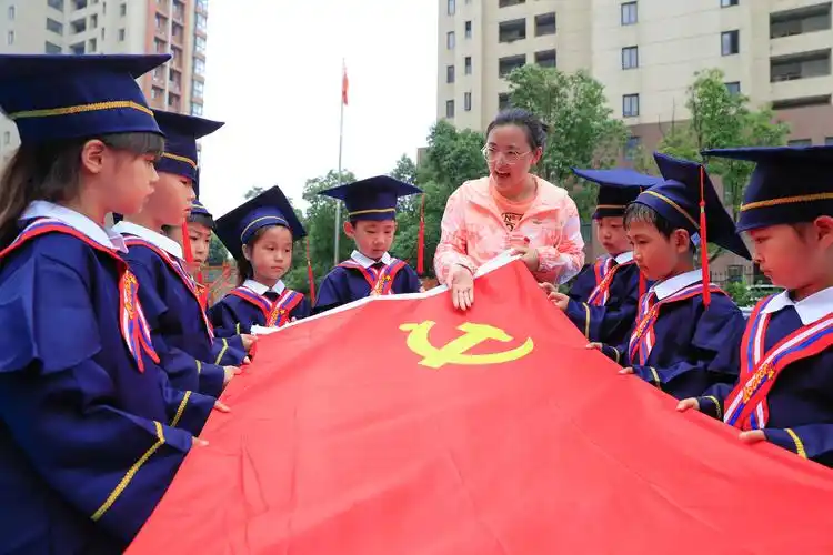 庐阳经开区菱湖社区:娃娃识党旗