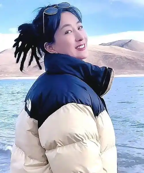 马苏去西藏穿大牌似路人,头发不洗粘一块,秀戒指暴露感情状态_李小璐