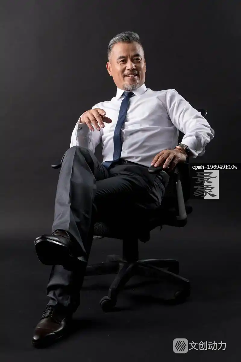 坐在椅子上的中老年商务男士