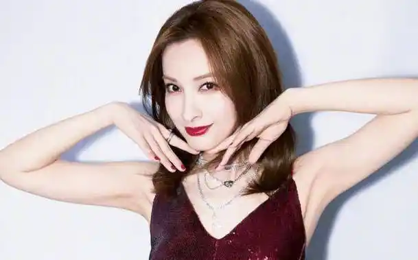 原创吴昕晒度假照戴大墨镜星味十足38岁发际线上移扎心了