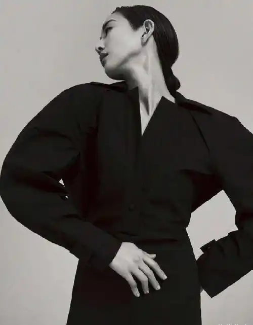 原创张钧甯短发神似蒋雯丽但穿黑白格外套像没脖子拍照角度太重要