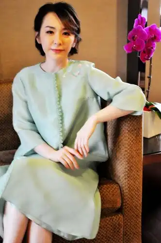 潘仪君着苏绣华美出席活动 变身"徐绣掌"称国粹可贵要珍惜