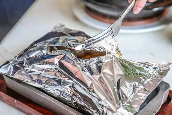 锡纸可以放微波炉吗有毒吗 - 锡纸可以放烤箱吗 - 锡纸正反面的使用