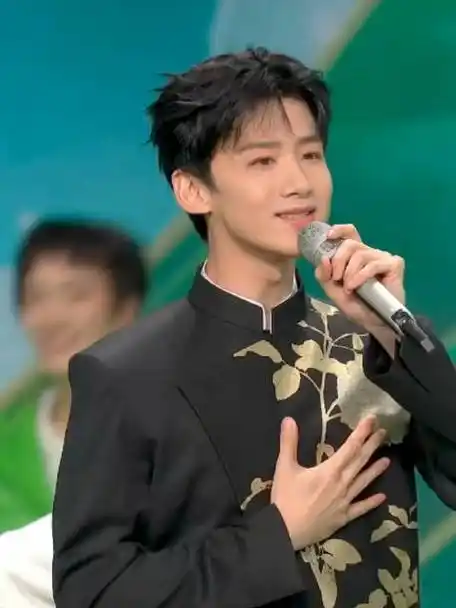 白敬亭春晚怼脸镜头好帅[挂灯笼]根正苗红大帅哥!