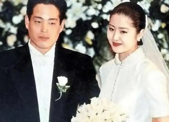 高贤贞为了维持这段感情选择了暂别娱乐圈和郑永振完婚.