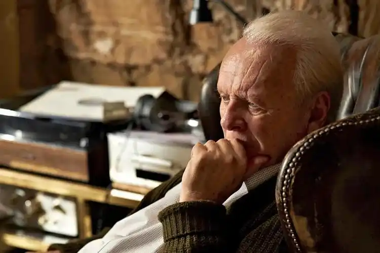 有意思的是,国内把英文原片名the father翻译成了《困在时间里的父亲