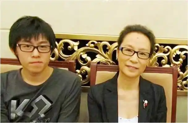 奚美娟月子未出惨遭离婚独自抚养儿子28载如今终于迎来巅峰