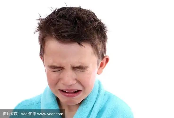 小男孩哭,白色背景