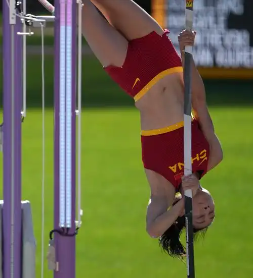 (田径世锦赛)李玲晋级女子撑杆跳高决赛