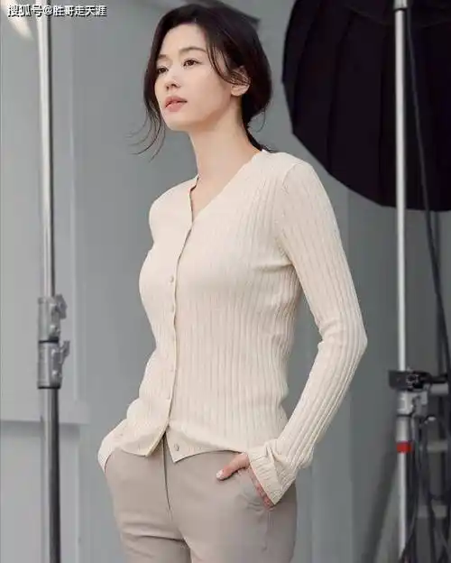 全智贤美得高调穿千鸟格超短裙秀美腿未修图却暴露腿型