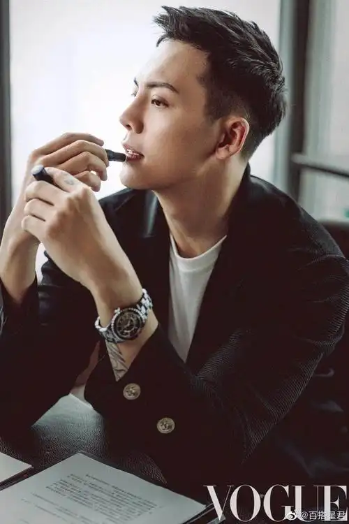 陈伟霆清爽系写真,眉眼明朗帅气,治愈系笑容也太好看了吧