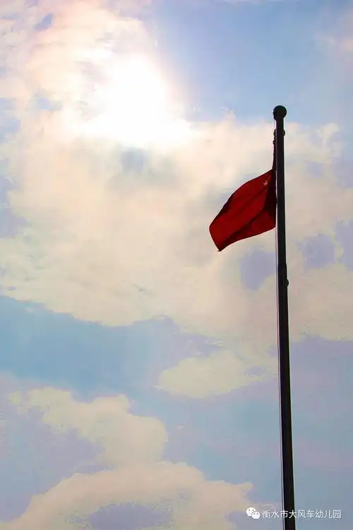 朝阳下的五星红旗师生共同宣誓升国旗,奏国歌,行注目礼小护旗手入场小