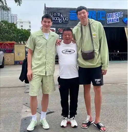 杨鸣带队训练,马尚陪女友香港过年_周琦_球迷_cba