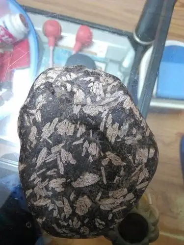 请问这个石头上的纹路可能是怎么形成的?