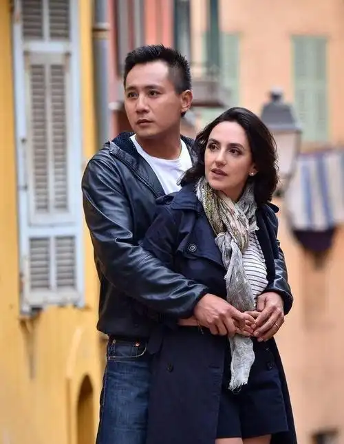 当年,刘烨跟安娜还在恋爱期时,一次他送安娜回家,到门口时,安娜的男友