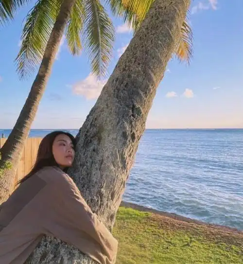 高以翔前女友晒甜蜜合照为其庆生多次故地重游粉丝蹭热度