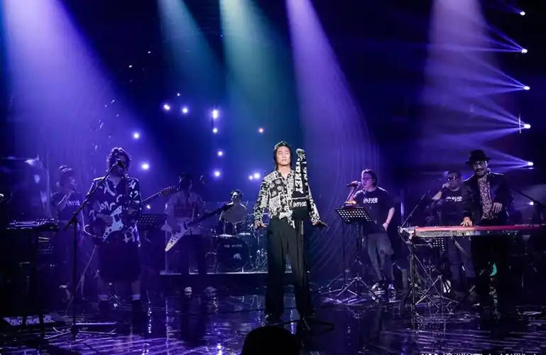 《歌手当打之年》旅行团乐队成全场最燃,用歌曲表心声获赞无数