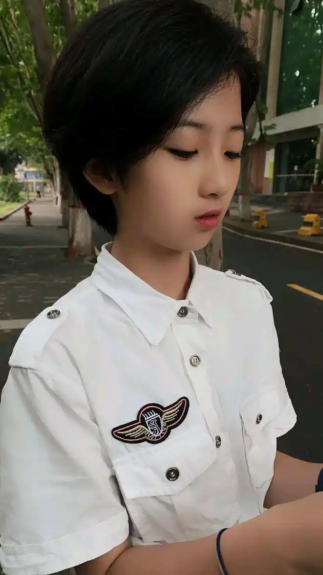 西安"高颜值"小女孩火了,神仙颜值震撼了网友,笑容太治愈了!