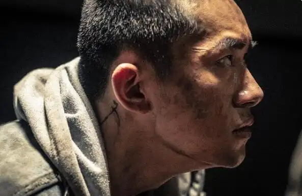 易烊千玺寸头照片太让人破防了一身正气仿佛兵哥哥就在眼前