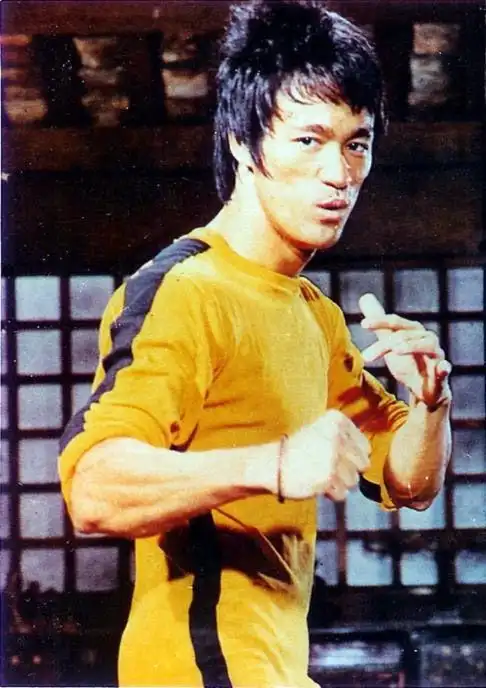 李小龙在电影《死亡的游戏》中身穿黄色连体服,是其经典形象