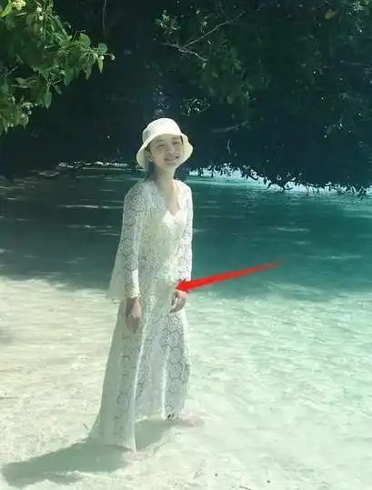 吴倩发博晒男友视角小腹微隆笑容藏不住网友谁给拍的