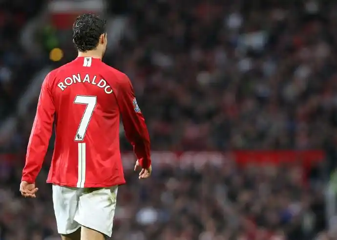 曼联刚刚官宣c罗将重披7号球衣网友大呼爷青回