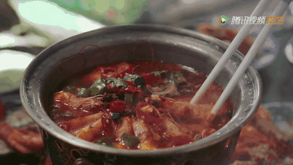 而是这些厨师们原来电视剧里演员吃的食物还配备了足足18个厨师网友说