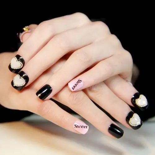 绘有心形图案的法式优雅美甲图片分享