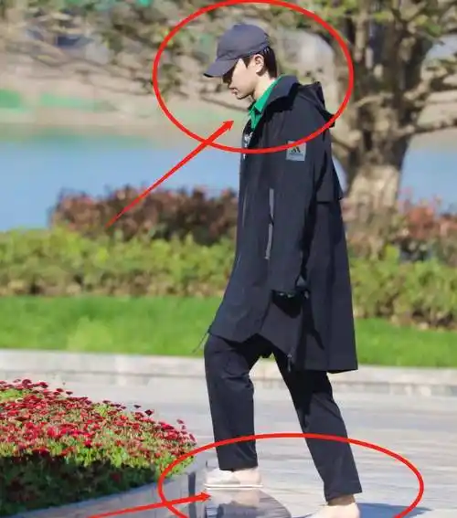 极挑路透曝光,邓伦素颜亮相皮肤抗打镜头,脚上的拖鞋