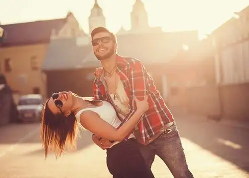 关键词:情侣帅哥美女男人女人亲密爱人恩爱开心街头晚霞傍晚人物写真