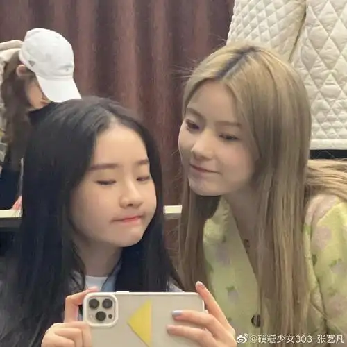 张艺凡晒和陈卓璇合照